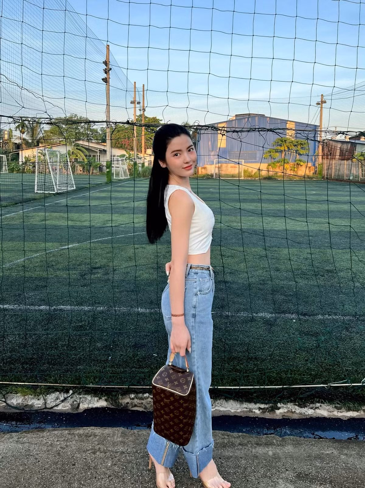 Nghi vấn Quang Hải hẹn hò Chu Thanh Huyền nổ ra từ tháng 2/2021. Dù chưa một lần chính thức công khai, song thời gian qua cặp đôi đã để lộ nhiều "hint" khó chối cãi.