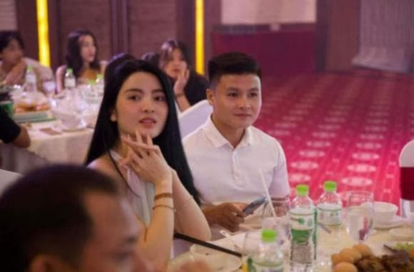 Dù không lộ rõ mặt song với hành động tình tứ cùng thân hình vạm vỡ, cư dân mạng khẳng định chàng trai trong clip không ai khác ngoài Quang Hải.