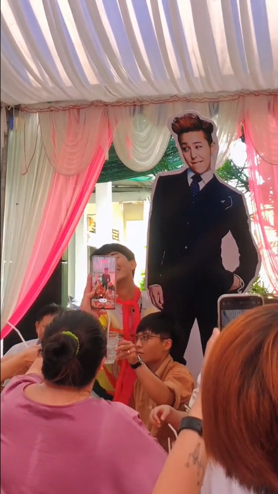 Bài hát nổi tiếng của nhóm nhạc đình đám này cũng vang lên trong đám cưới của đôi bạn trẻ.