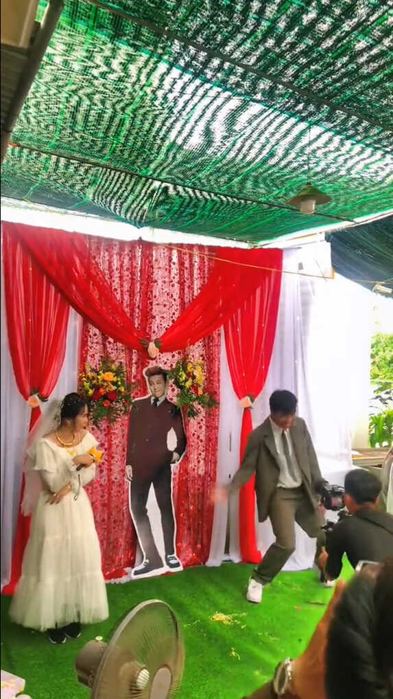 Thậm chí, cô dâu chú rể chẳng ngại ngần cùng nhau tung hứng, nhảy trên nền nhạc sôi động của nhóm.