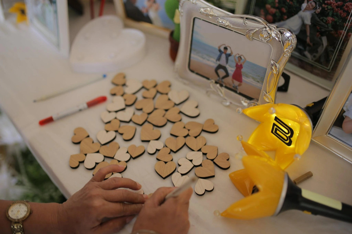 Được biết cô dâu Thiên Trang là một V.I.P (tên gọi cộng đồng fan Big Bang) nhiều năm nay và luôn ấp ủ tổ chức tiệc cưới có hình ảnh liên quan đến nhóm nhạc này.