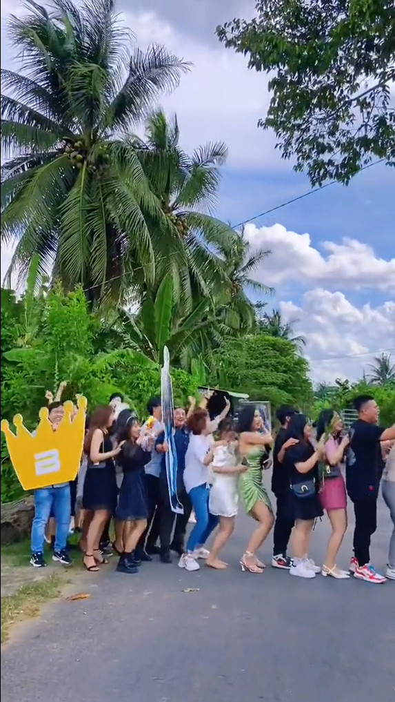 Đoạn clip sau khi chia sẻ lên MXH TikTok đã thu hút sự chú ý của cư dân mạng, hầu hết đều cảm thấy thích thú với đám cưới chuẩn fan Big Bang này.