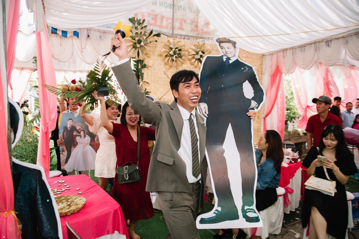 Trong các clip được chia sẻ trên mạng xã hội, mọi người cầm standee, hoa và thậm chí là nắp vung nồi khua gõ, nhảy theo nhạc các bài hát nổi tiếng của Big Bang.