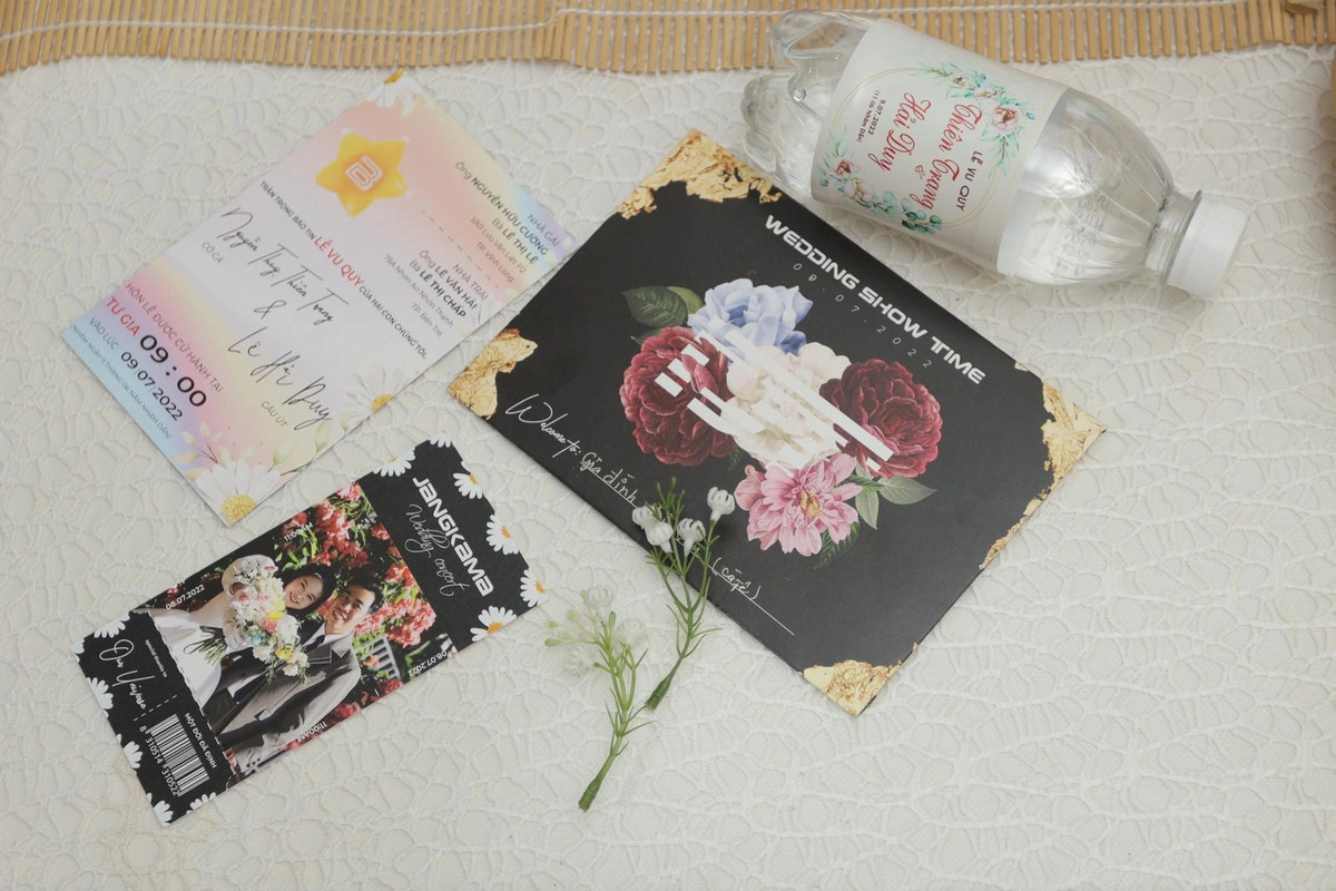 Nhiều khách mời dự đám cưới ắt hẳn sẽ ngỡ ngàng bởi màn trang trí đúng chuẩn fans cuồng, những tưởng đi lạc vào buổi off fan Big Bang chính hiệu.