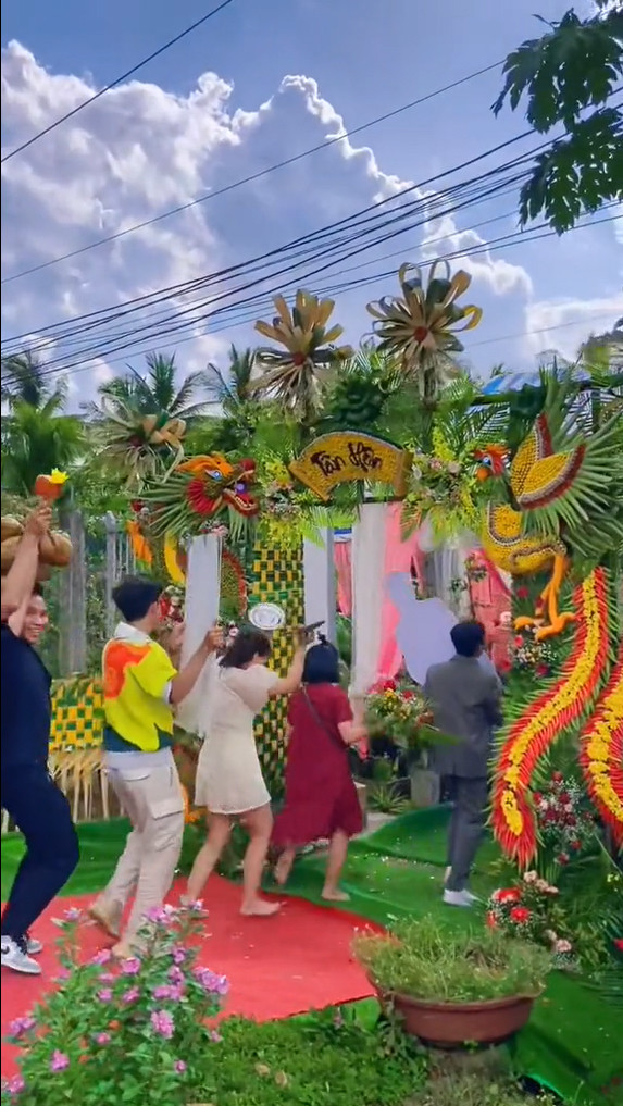 Ngoài ra, các cô gái, chàng trai còn hí hửng xếp hàng, trên tay là loạt vật dụng như “nồi niêu xoong chảo” hay ảnh cưới… rồi tiến vào lễ đường một cách nhộn nhịp.