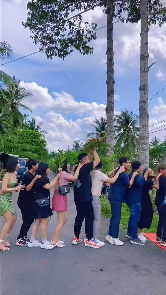 Mọi người đều chuẩn bị từ quần áo đến vật dụng để quẩy đậm chất fan BigBang như hình của G-Dragon, light stick hình vương miện...với phiên bản “siêu to”.