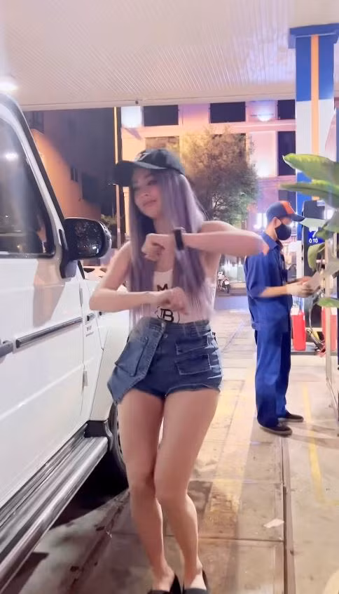 Cụ thể, do được nhiều người hỏi ''đổ đầy bình xe G63 sẽ là bao nhiêu'', hot girl thị phi này đã quay clip ghi lại quá trình đổ xăng G63 với số tiền lên đến 2,7 triệu đồng.