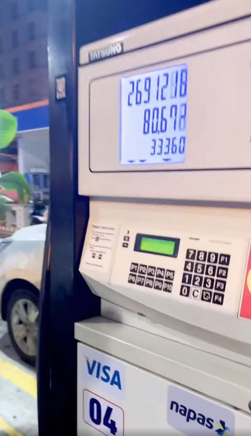 Theo nhận định của chuyên gia, trường hợp sử dụng điện thoại di động tại cây xăng, sóng điện thoại có thể tác động đến mạch điện tử làm phát ra tia lửa điện.