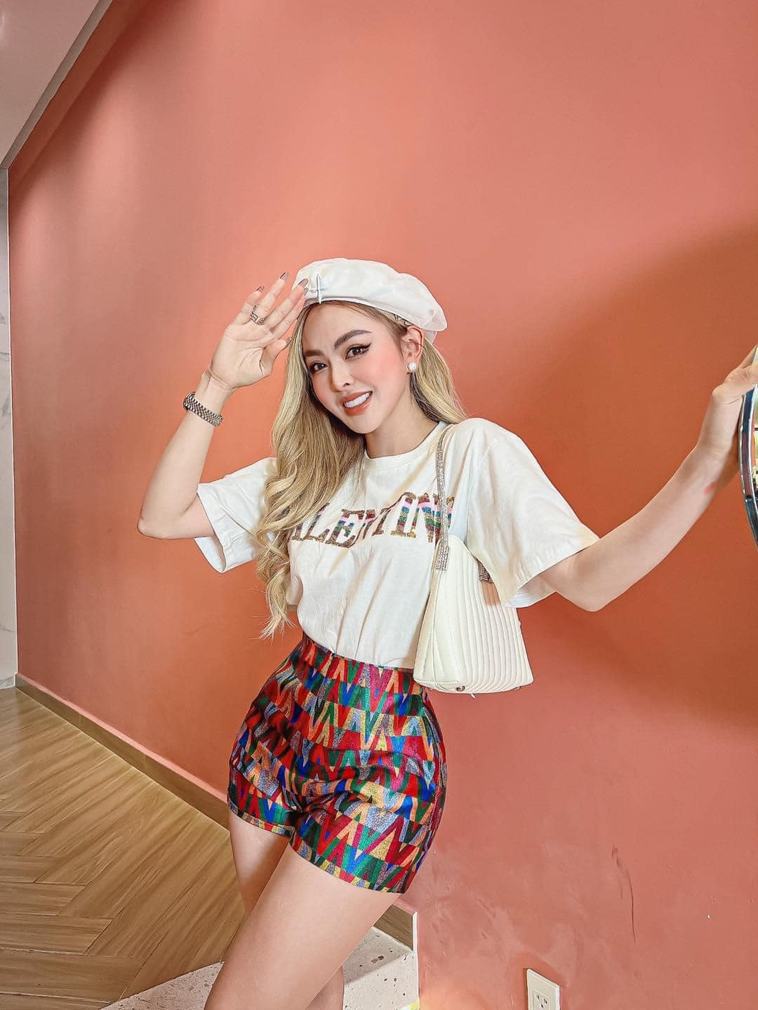 Trên trang cá nhân, bà chủ shop thường xuyên khoe cuộc sống sang xịn bên siêu xe, hàng hiệu. Ảnh: Tổng hợp