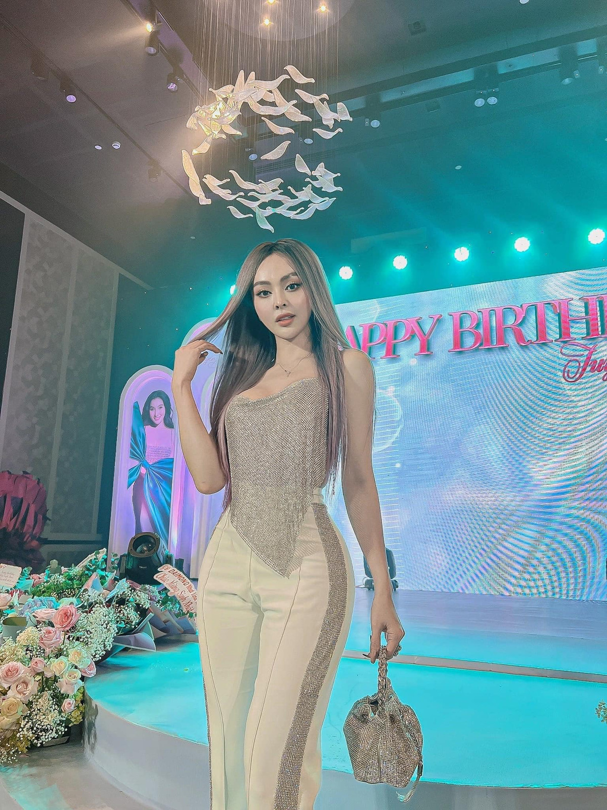 Nhờ sở hữu ngoại hình xinh đẹp cùng những livestream quảng cáo bán hàng nên trang cá nhân của Trang Nemo có lượng người tương tác khủng.