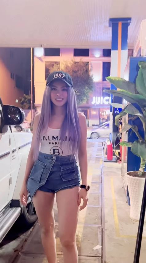 Tưởng nhận được lời khen ngợi, Trang Nemo không ngờ bên dưới bình luận lại là hàng loạt chỉ trích liên quan đến việc dùng điện thoại tại cây xăng dù ngay cạnh đó có biển cấm.