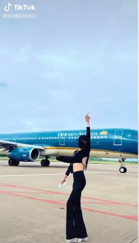 Ngay sau khi đăng tải lên TikTok đoạn clip nhanh chóng nhận về vô số bình luận chỉ trích, phẫn nộ về hành động vô ý thức của cô gái này.