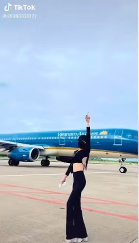 Ngay sau khi đăng tải lên TikTok đoạn clip nhanh chóng nhận về vô số bình luận chỉ trích, phẫn nộ về hành động vô ý thức của cô gái này.