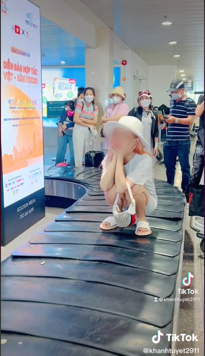 Hành động này tuy không gây nguy hiểm đến an toàn bay nhưng lại khiến người xung quanh có cái nhìn phản cảm.