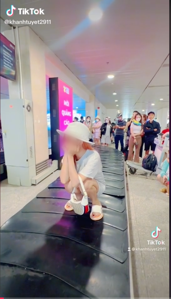 Theo clip được đăng tải, dù xung quanh là những hành khách đang chờ để lấy hành lý nhưng gái xinh vẫn có hành động thiếu ý thức, thản nhiên ngồi lên băng chuyền và cười đùa như một đứa trẻ.