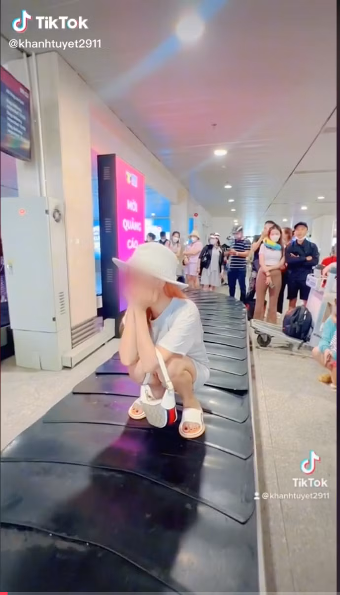 Theo clip được đăng tải, dù xung quanh là những hành khách đang chờ để lấy hành lý nhưng gái xinh vẫn có hành động thiếu ý thức, thản nhiên ngồi lên băng chuyền và cười đùa như một đứa trẻ.