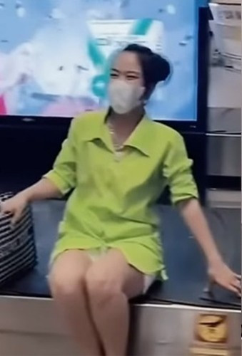 Một đoạn clip khác cũng khiến nhiều người phẫn nộ về hình ảnh cô gái khác ngồi lên băng chuyền rồi cười một cách vui vẻ.