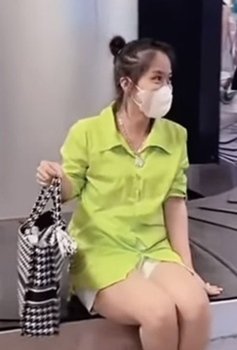 Cô gái thản nhiên ngồi lên băng chuyền cười đùa để quay clip làm nhiều hành khách ngao ngán.