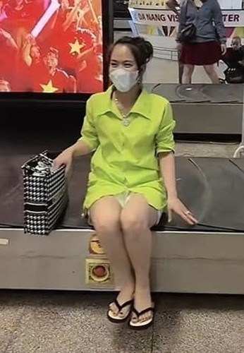 Hành động này tuy không gây nguy hiểm đến an toàn bay nhưng lại khiến người xung quanh có cái nhìn phản cảm. Ảnh: Tổng hợp