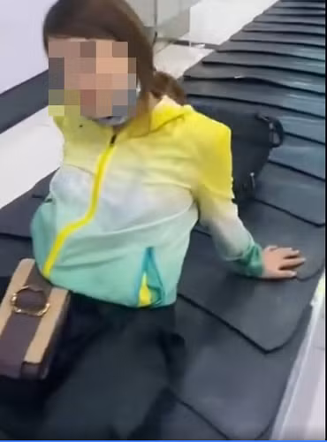 Giải thích về hành động của mình thời điểm đó, cô gái cho hay, do bản thân nghịch nên đã ngồi trên băng chuyền "không hoạt động, không hề có hành khách xung quanh hay hàng hóa đang vận chuyển".