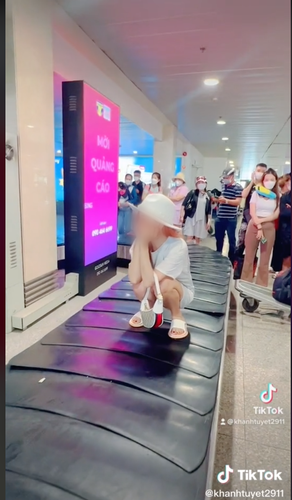 Nói về những clip tại sân bay gây ngán ngẩm trên mạng xã hội, cách đây không lâu mọi người đã tỏ ra bức xúc với một hành khách nữ có hành động tương tự.