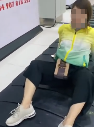 Ngay sau khi đoạn clip TikTok này được chia sẻ lên MXH, netizen tỏ ra phẫn nộ đồng thời mong muốn tìm ra danh tính của nữ TikToker này.