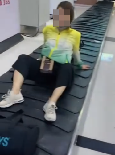 Vào tối ngày 25/7, một tài khoản Facebook có tên A.H. đăng tải những dòng trạng thái thừa nhận cô gái ngồi trên băng chuyền sân bay Phú Quốc chính là mình.