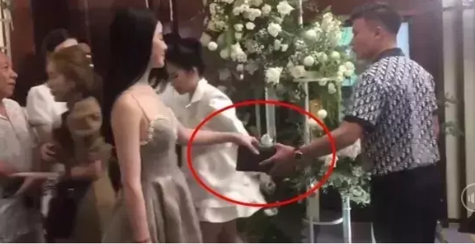 Quang Hải đã đưa bạn gái Chu Thanh Huyền tới dự đám cưới đồng đội như Nguyễn Thành Chung, Hồ Tấn Tài, Hà Đức Chinh, thủ môn Bùi Tiến Dũng.