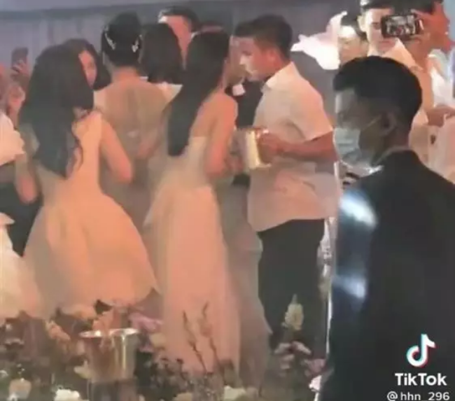 Từ đó đến nay, cặp đôi để lộ nhiều hint hẹn hò như bị soi dùng đồ đôi, check in địa điểm ăn uống giống nhau,... Đặc biệt là việc Quang Hải được cho đã về ra mắt gia đình bạn gái.