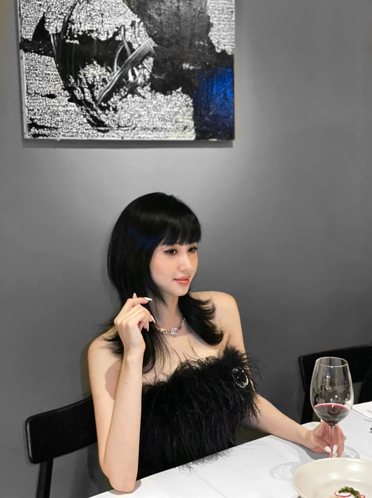 Dù đã làm mẹ hai con thế nhưng cựu hot girl này vẫn ưa chuộng thời trang gợi cảm, táo bạo để khoe vóc dáng quyến rũ của mình.