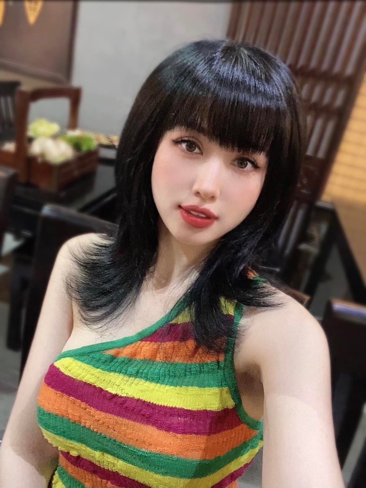 Nhờ ngoại hình đẹp, Tâm Tít tự tin lăng xê xu hướng thời trang quyến rũ với những thiết kế tôn dáng tối đa.