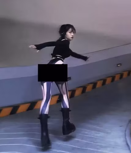 Mặc dù diện quần dài thế nhưng một vài chi tiết trên trang phục cut-out lộ điểm nhạy cảm khiến người xem cũng phải ngượng chín mặt.