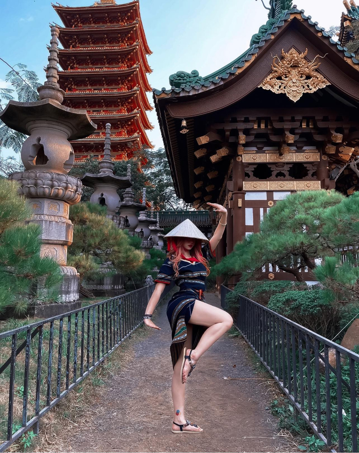 Đa số bình luận đều cho rằng cô đang phá hỏng bộ đồ, không tôn trọng nét văn hóa truyền thống vốn có của trang phục.