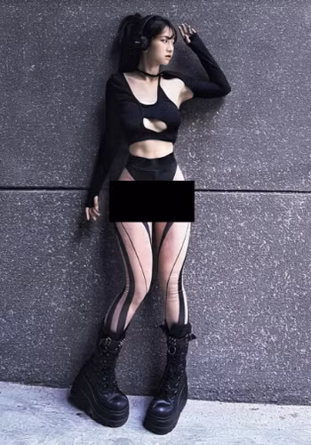 Chưa kể, góc chụp lúc nào cũng khai thác tối đa vòng 3 đến mức ngán ngẩm. Bộ đồ này khiến Lê Bống mất điểm trong mắt cộng đồng mạng.