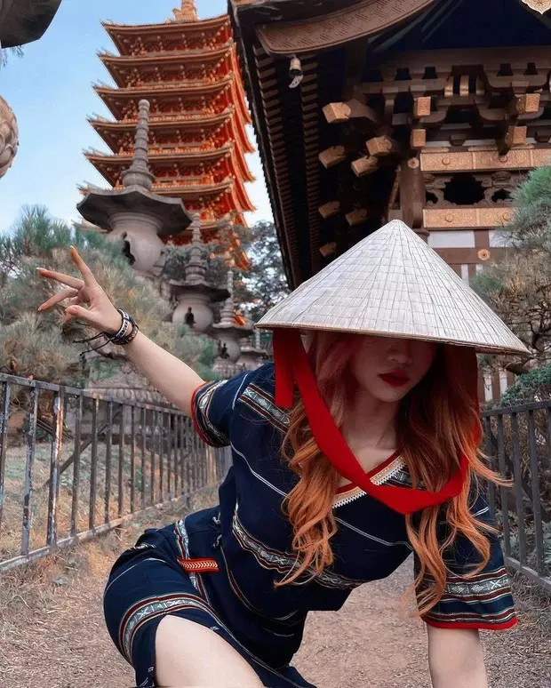 Khi xuất hiện ở một di tích lịch sử, cô diện mẫu váy thổ cẩm tạo dáng ở chốn linh thiêng. Với tư thế chụp ảnh cao chân, cô nàng để lộ việc váy có đường xẻ hai bên cao khiến nhiều người bất bình.