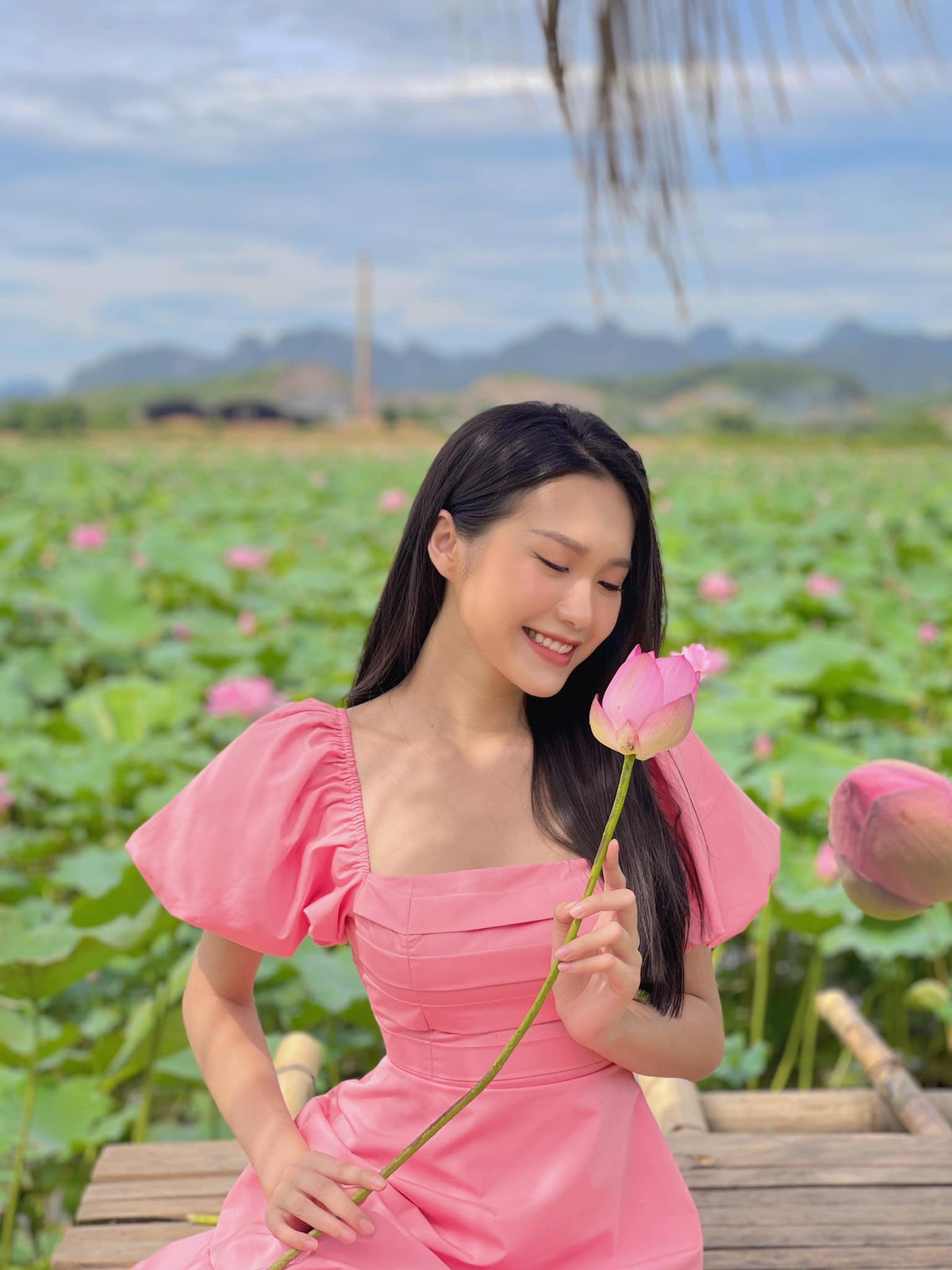 Lần đầu làm MC, người đẹp gây ấn tượng với nhan sắc rạng rỡ và giọng nói trong trẻo, tự tin.