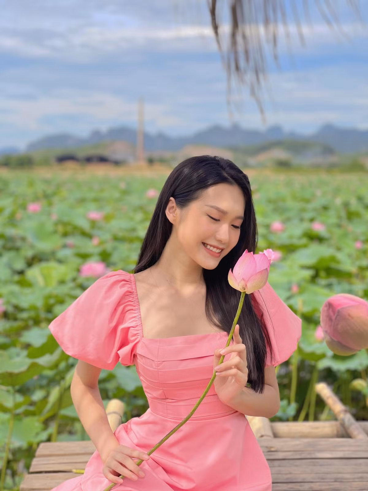 Lần đầu làm MC, người đẹp gây ấn tượng với nhan sắc rạng rỡ và giọng nói trong trẻo, tự tin.