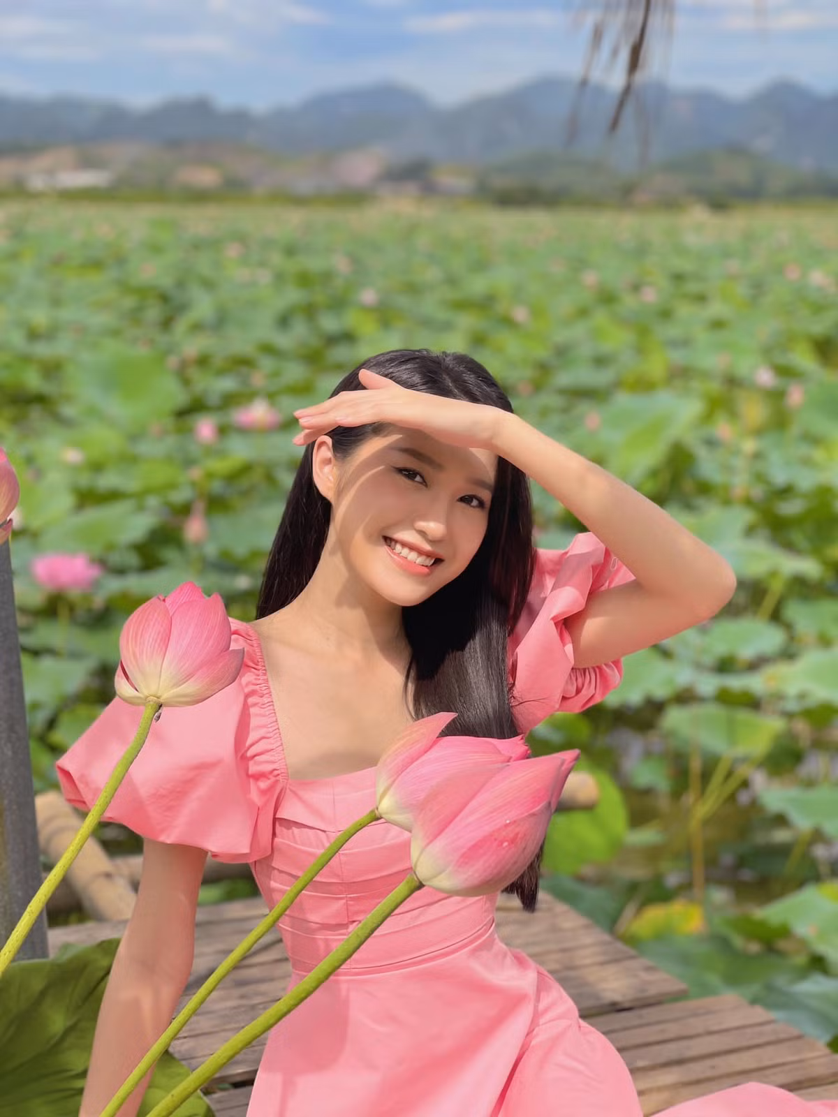 Doãn Hải My diện váy hồng có tay bồng nữ tính, phối cùng sneaker năng động để thuận tiện cho việc đi lại. Cô cũng đăng tải loạt ảnh về chuyến đi. Ở phần bình luận, netizen liên tục vào ngợi khen nhan sắc đẹp xinh đẹp của Hải My.