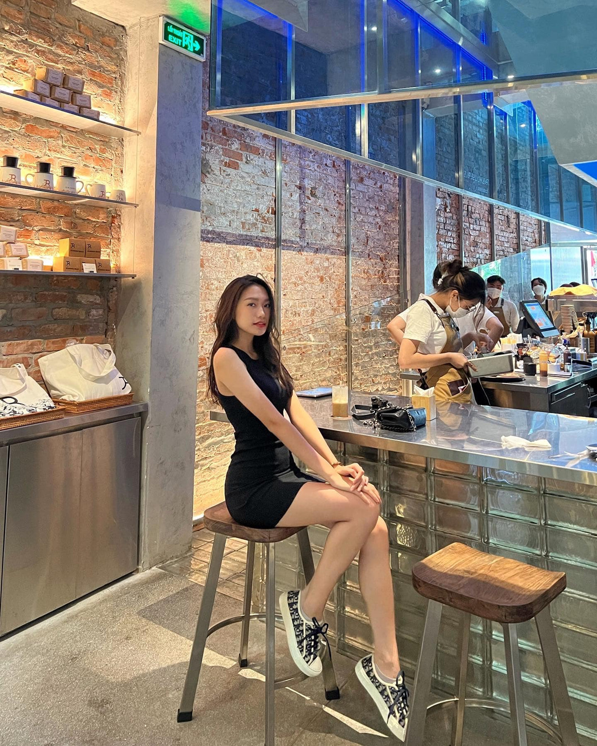 Người đẹp 20 tuổi còn có thành tích 12 năm đều là học sinh giỏi, tiếng Anh IELTS 7.0, thành thạo tiếng Trung,...