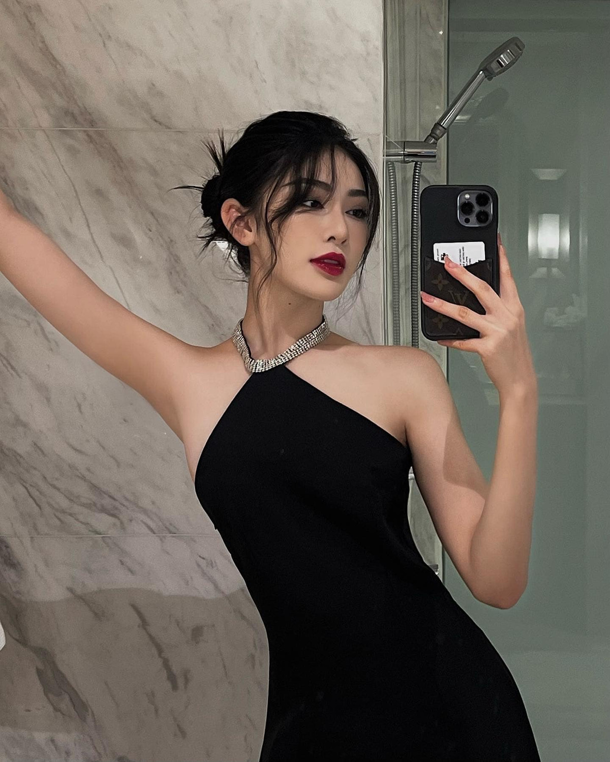 Với công việc mẫu ảnh cô nàng còn "tậu" cho mình hàng loạt những món đồ giá trị, từ biệt thự hàng chục tỷ cho tới siêu xe hay những chuyến du lịch sang xịn .