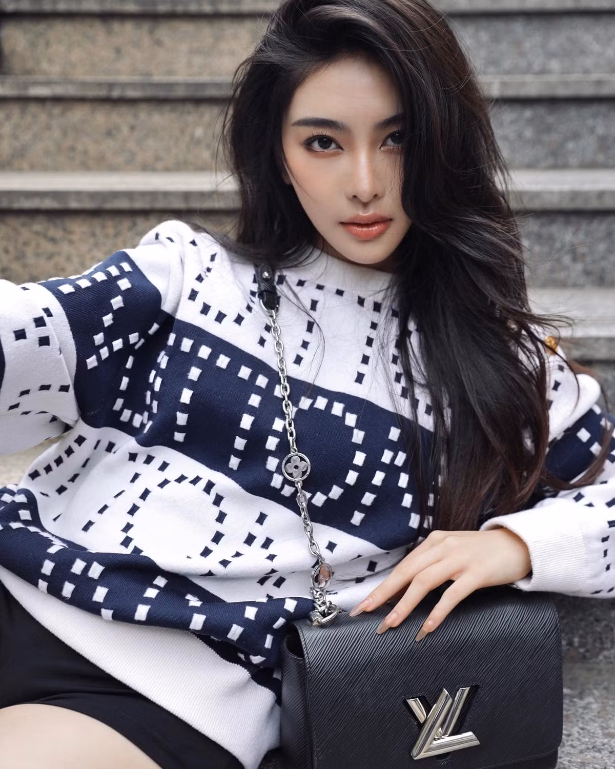 Dường như cô nàng chỉ "khoe" cuộc sống sang chảnh xa hoa của bản thân trên mạng xã hội, còn cuộc sống đời tư lại "kín như bưng".