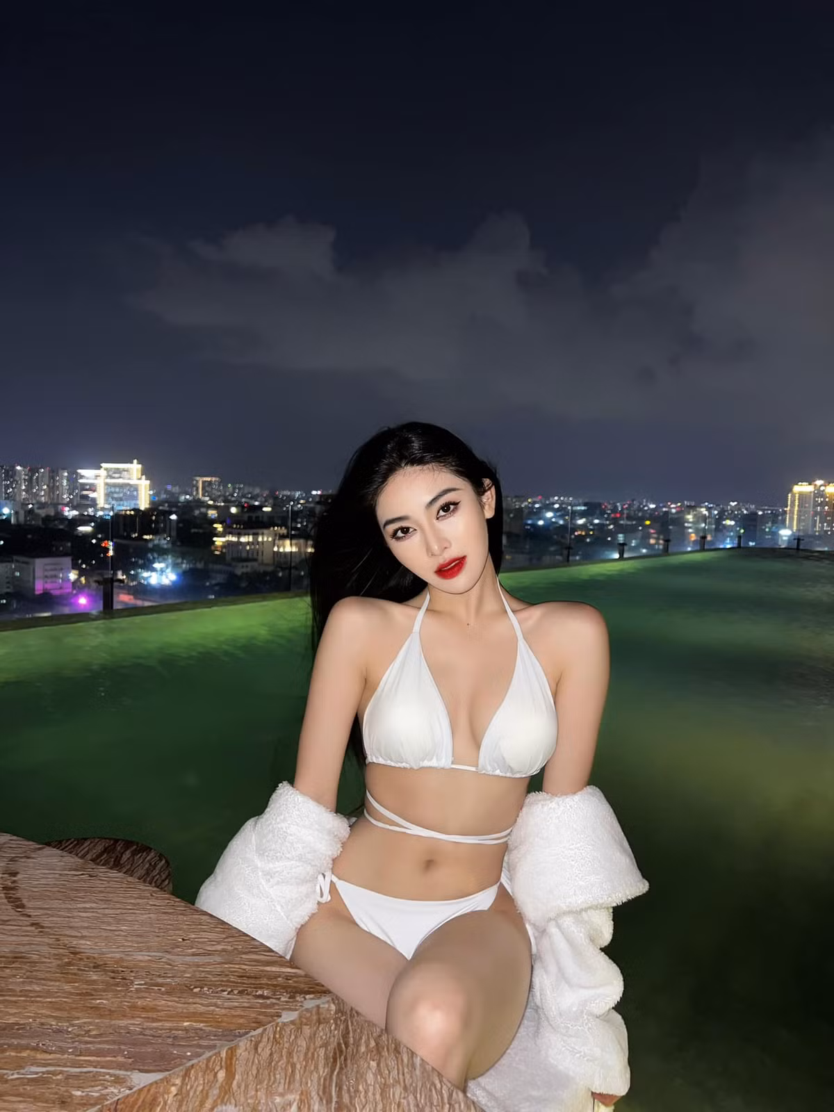 Ở tuổi 21, Diệu Linh trông khá "dừ" so với các bạn đồng trang lứa, nhưng đó là hình ảnh cô hướng tới để trở nên sang trọng, có thương hiệu trong nghề KOL.