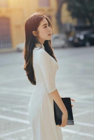 Đặc biệt, trong tà áo dài trắng tinh khôi, hot girl này khiến người đối diện không thể nào rời mắt khỏi.