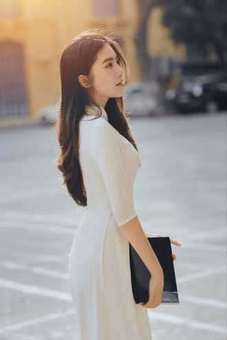 Đặc biệt, trong tà áo dài trắng tinh khôi, hot girl này khiến người đối diện không thể nào rời mắt khỏi.