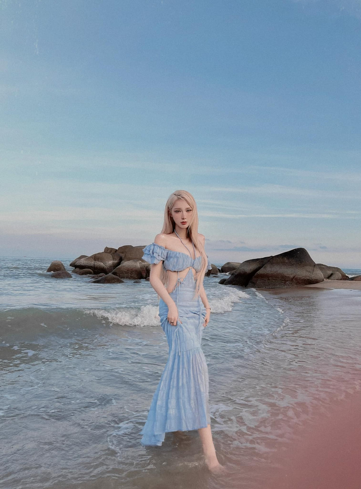 Mới đây, gái xinh chuyển giới có đăng tải hình ảnh mới chụp ở Vũng Tàu trên trang cá nhân và gây chú ý khi diện thời trang ấn tượng.