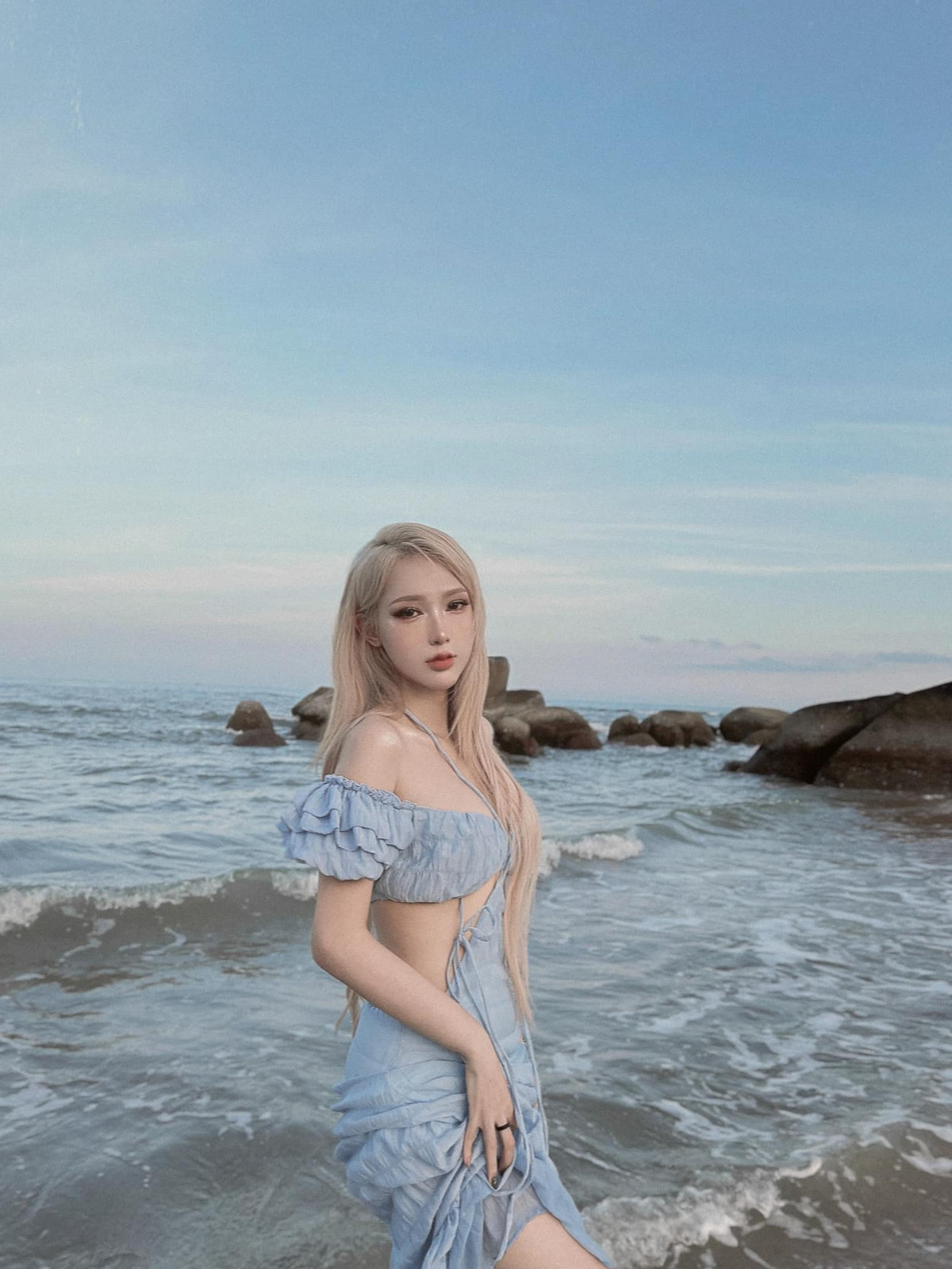 Kiểu đồ "2 trong 1" này có thể diện như váy hoặc bikini. Bộ đồ tôn dáng giúp cô nổi bật giữa không gian biển.