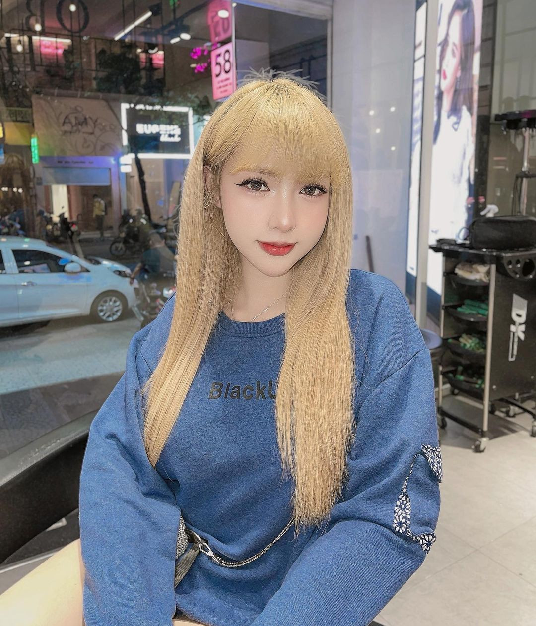 Ngoài ra, cô còn từng tham gia cuộc thi ảnh online Hoa hậu Hoàn vũ Việt Nam và nhận được nhiều sự chú ý.