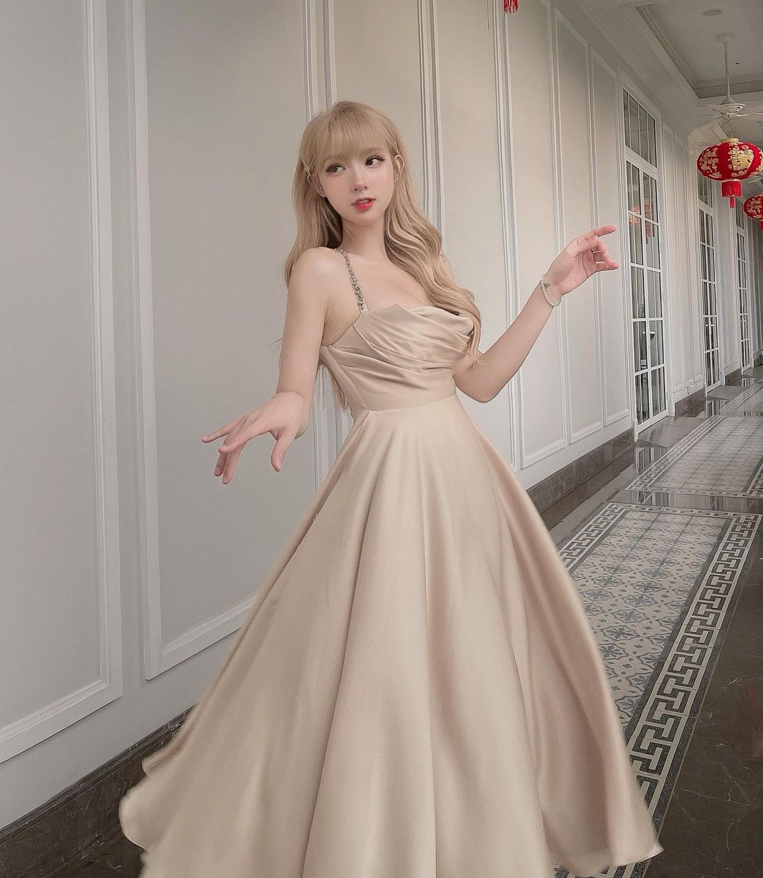 Làn da trắng "bật tông" với đôi môi gợi cảm tạo nên sức hút đặc biệt cho hot girl chuyển giới.