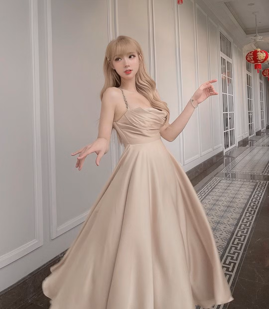 Làn da trắng "bật tông" với đôi môi gợi cảm tạo nên sức hút đặc biệt cho hot girl chuyển giới.