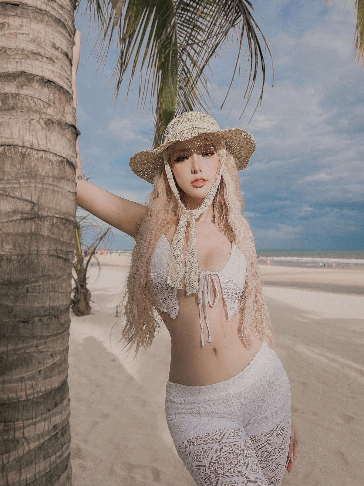 Mym Trần (tên thật là Trần Khởi Minh, sinh năm 1997, hiện sống ở TP. HCM) là hot girl chuyển giới nổi tiếng mạng xã hội.